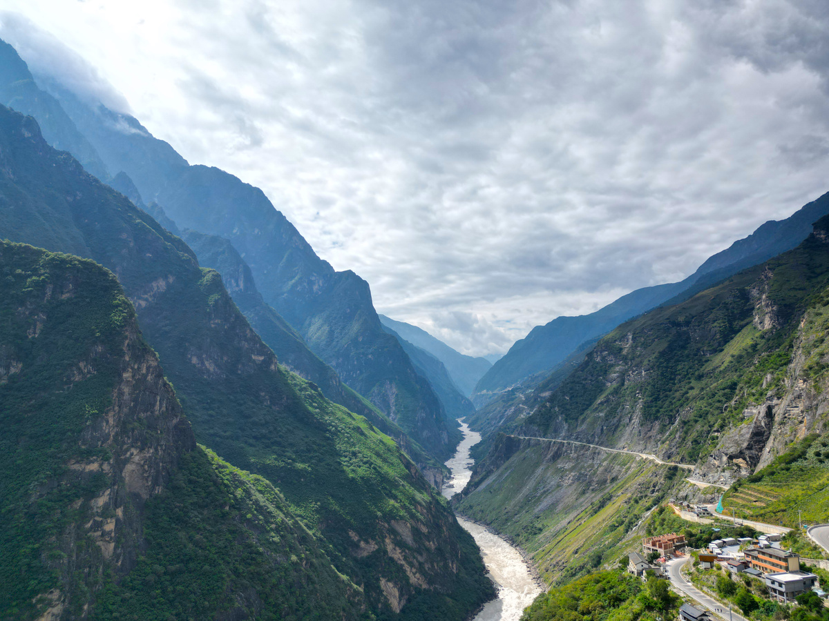 The tiger leaping gorge trail | Daymaker