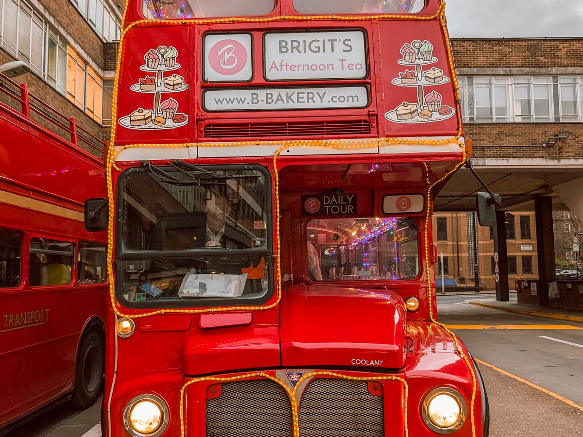 London high tea afternoon bus tour! | Daymaker