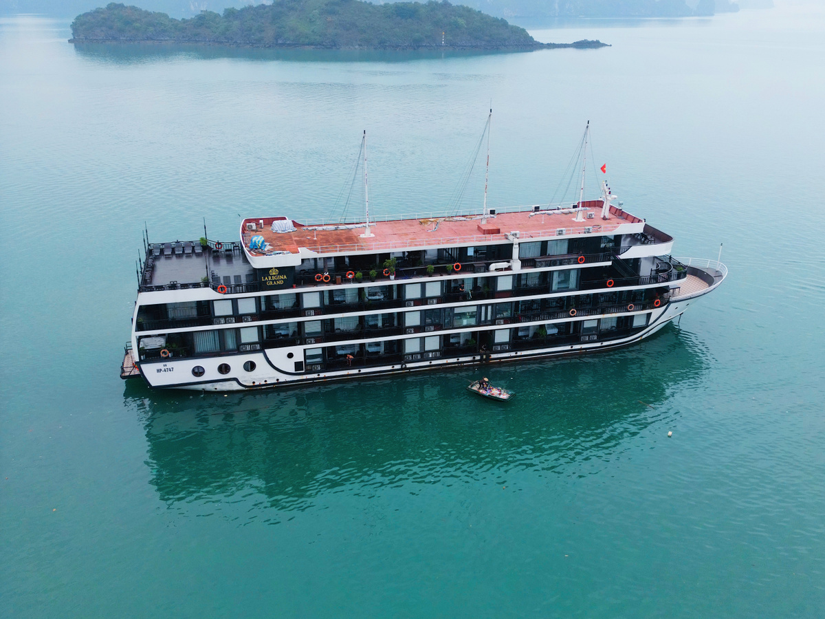 Magical Halong Bay overnight cruise | Daymaker