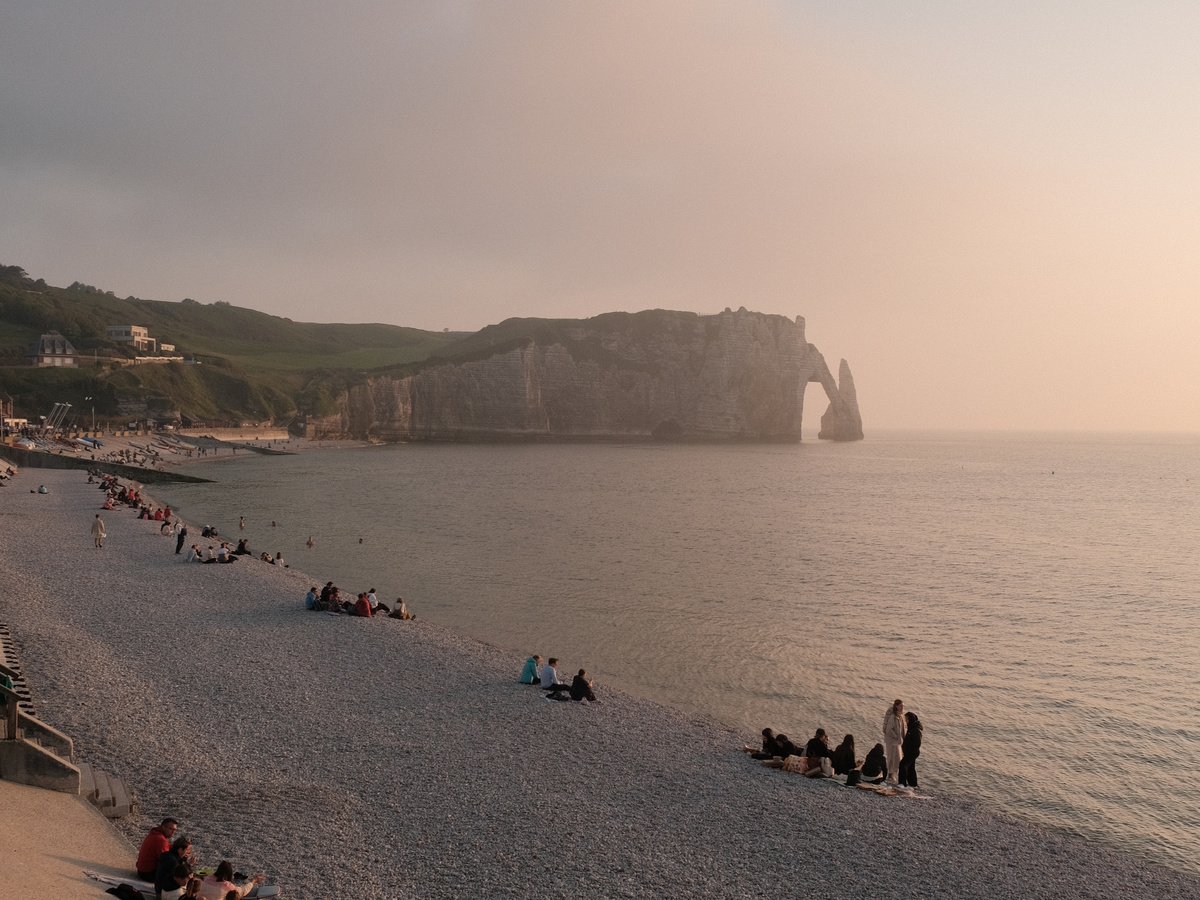 Sunset on the beach in Etretat 🌅 | Daymaker