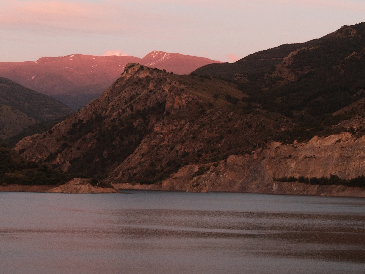 A golden evening at Mirador del Embalse de Canales | Daymaker