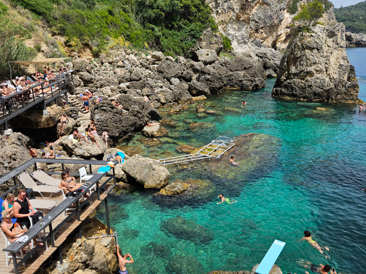 Drinks on the rocks at La Grotta Bar | Daymaker