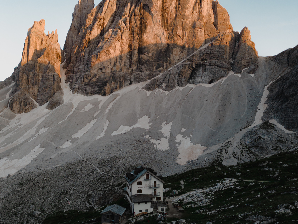 Stay at Zsigmondyhütte in the Dolomites | Daymaker