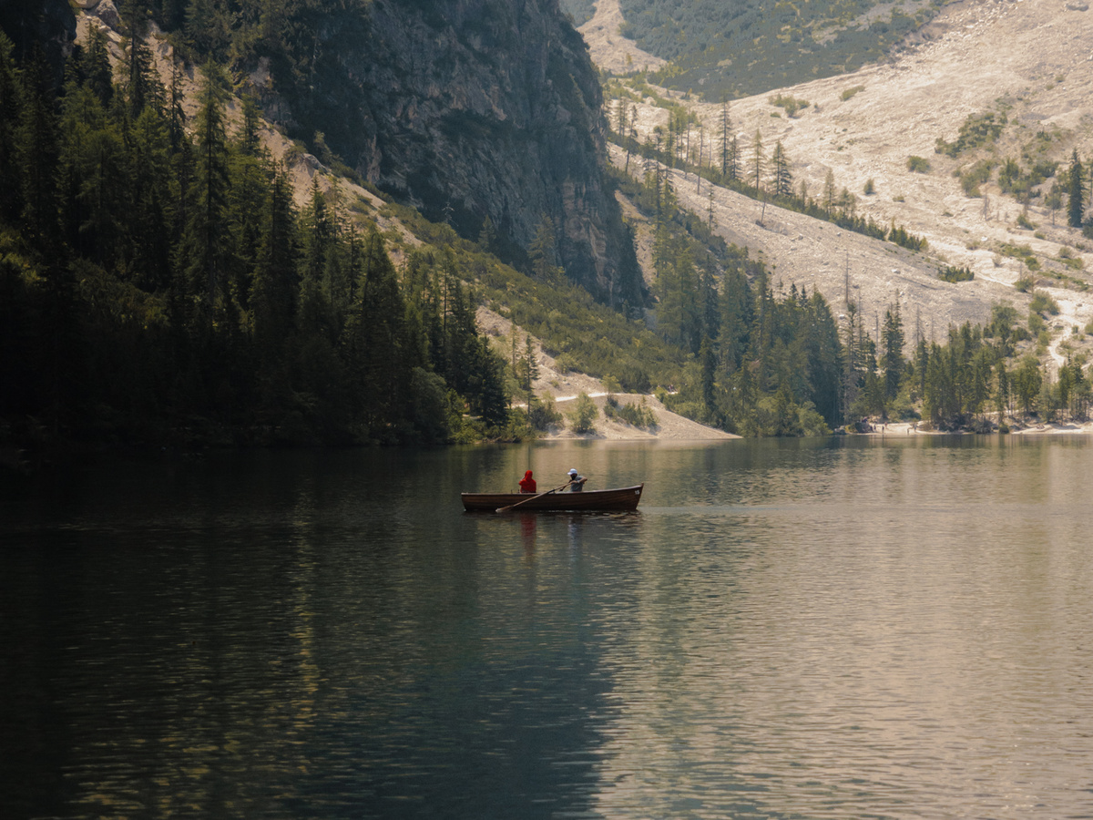 Lago di Braies, famous lake in the Dolomites | Daymaker