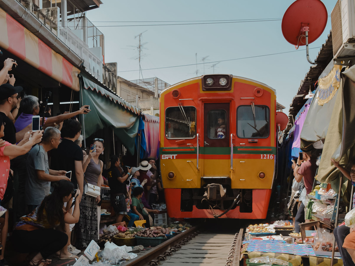 Mae Klong Railway Market | Daymaker